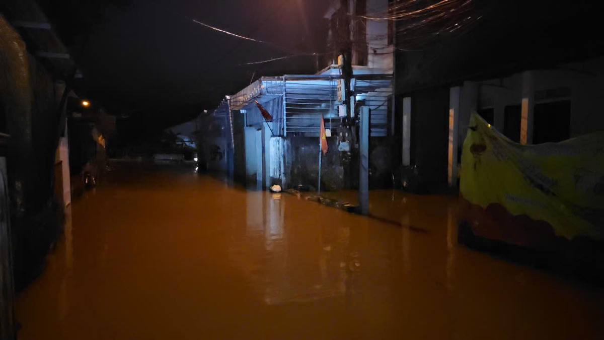 Mưa lớn trong đêm 23/10 khiến nhiều tuyến đường trên địa bàn thành phố Huế bị ngập cục bộ, giao thông đi lại hết sức khó khăn.&nbsp;Ảnh: N.L.