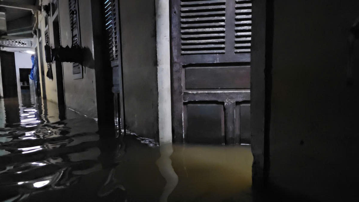 Nước lũ dâng cao gây ngập úng khu vực nhà trọ. Ảnh: N.L.