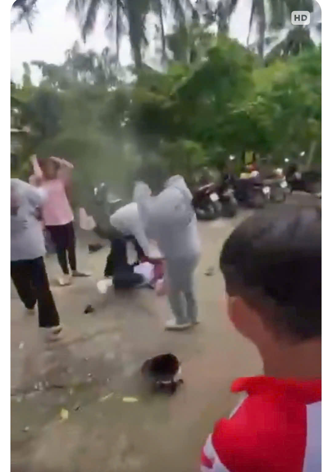 Vụ nữ sinh đánh bạn ở xã Vân Khánh. Ảnh cắt từ clip