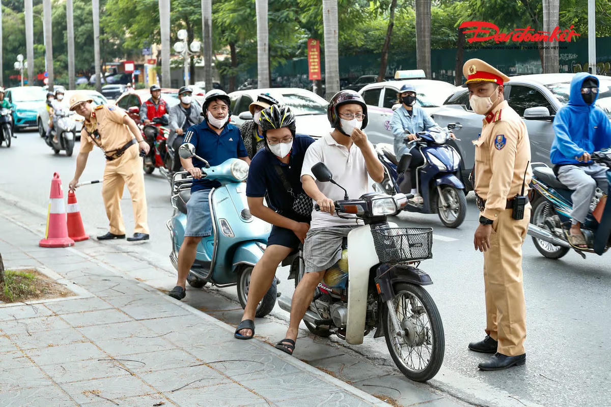 Phòng CSGT Hà Nội, triển khai kiểm tra, xử lý các trường hợp vi phạm nồng độ cồn. Ảnh: Lê Khánh.