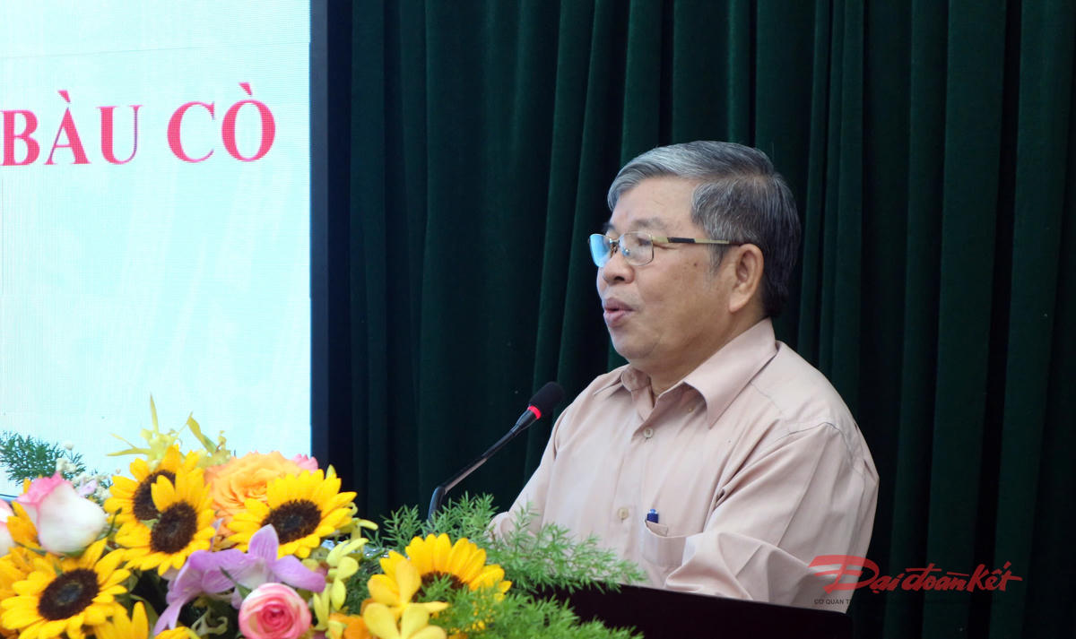 PGS.TS Hà Minh Hồng - Phó Chủ tịch Hội Khoa học Lịch sử TPHCM trình bày tham luận tại hội thảo. Ảnh: H.Phúc.