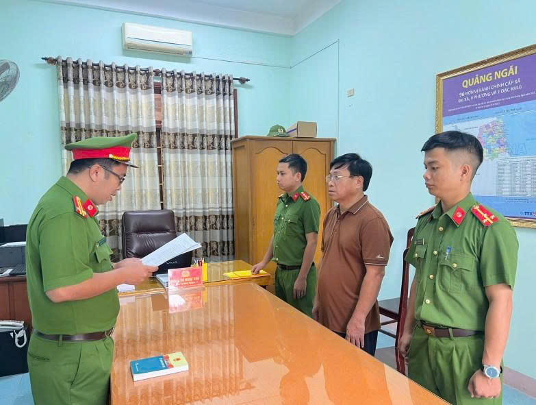 Công an tỉnh Quảng Ngãi đọc quyết định bắt&nbsp;ông Phạm Văn Lộc. Ảnh: CV.