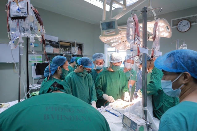 Các y bác sĩ bệnh viên Đa khoa Nghệ An kịp thời phẫu thuật cứu sống điều dưỡng Nguyền Thuỳ Trang bị đối tượng B.V.V tấn công với 11 nhát dao. Ảnh: TT