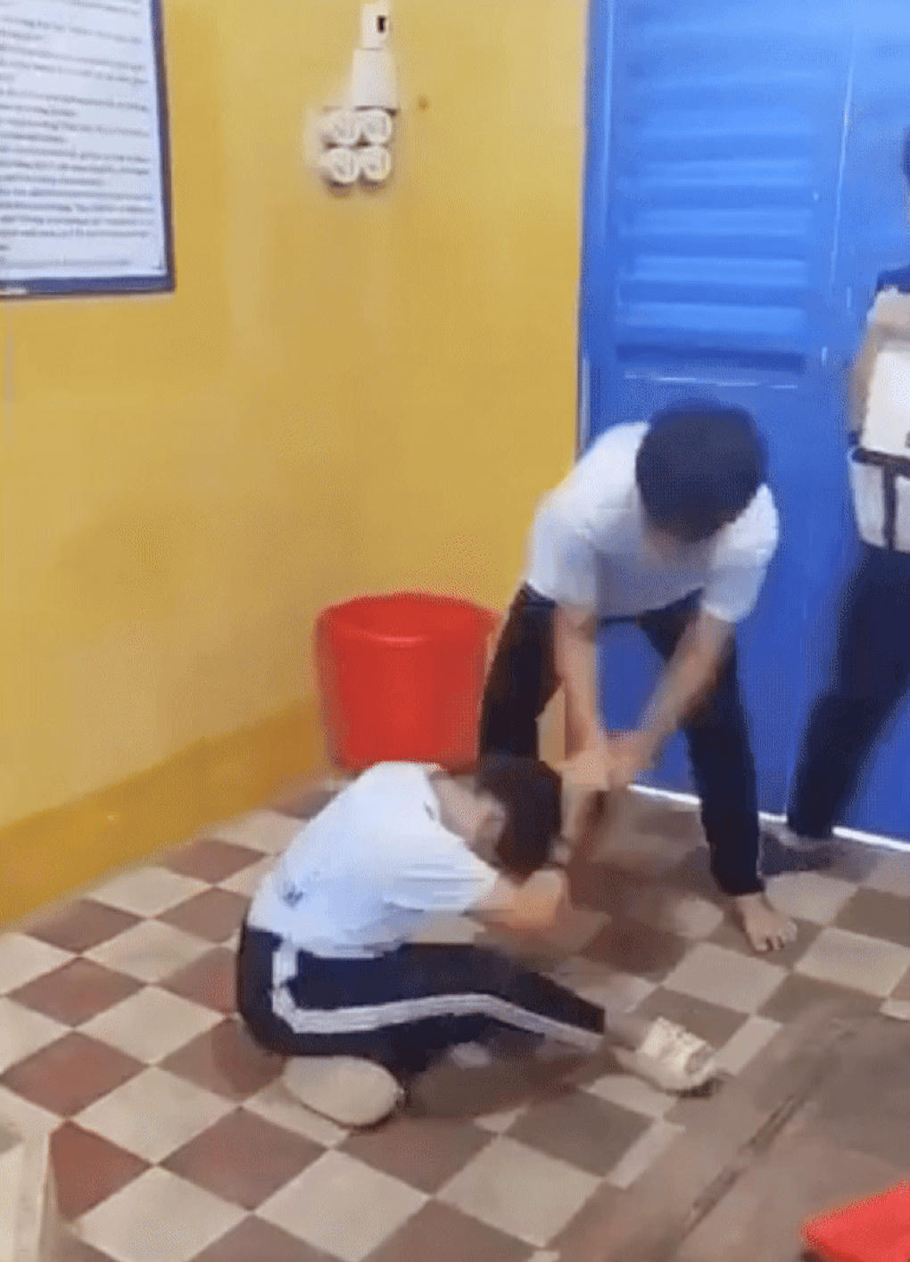 Vụ nam sinh đánh nữ sinh ở xã Chợ Vàm. Ảnh cắt từ clip.