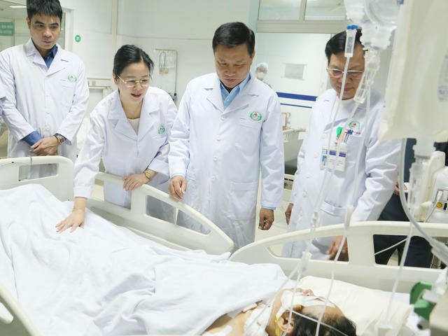 Ông Hoàng Phú Hiền - Phó Chủ tịch UBND tỉnh Nghệ An thăm hỏi, động viên các nạn nhân trong vụ việc. Ảnh: YT