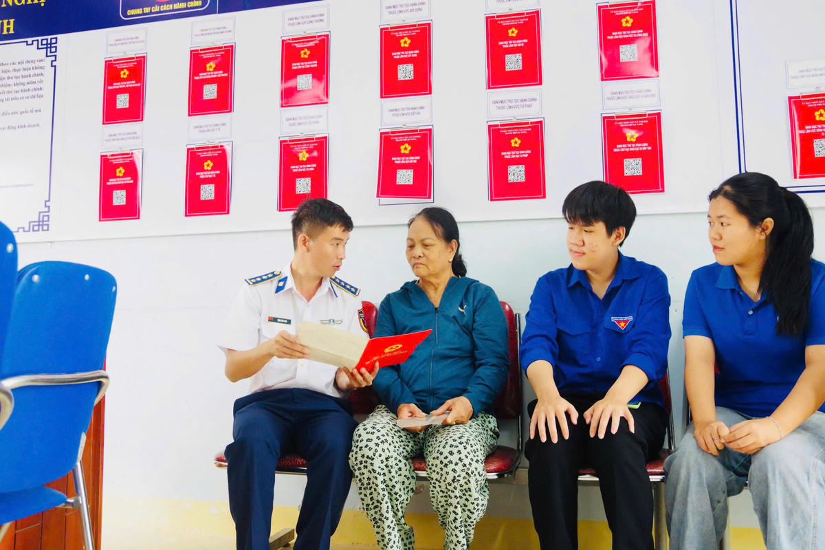 Tuổi trẻ Hải đội 212, Hải đoàn 21 tham gia tập huấn Phong trào “Bình dân học vụ số” và ứng dụng AI vào công tác đoàn. Ảnh: CV.