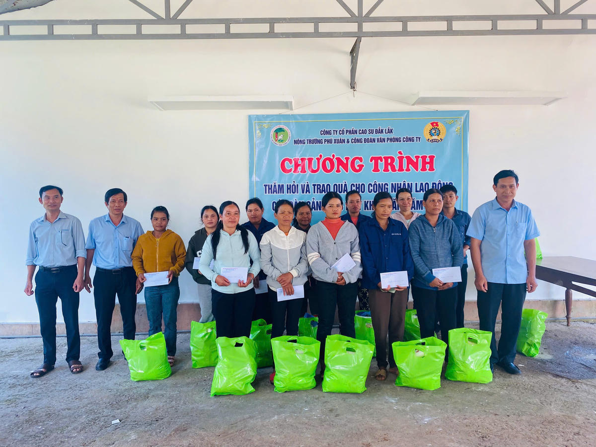 Đại diện Công đoàn Văn phòng Công ty và lãnh đạo Nông trường Phú Xuân trao quà hỗ trợ cho 13 công nhân đặc biệt khó khăn.