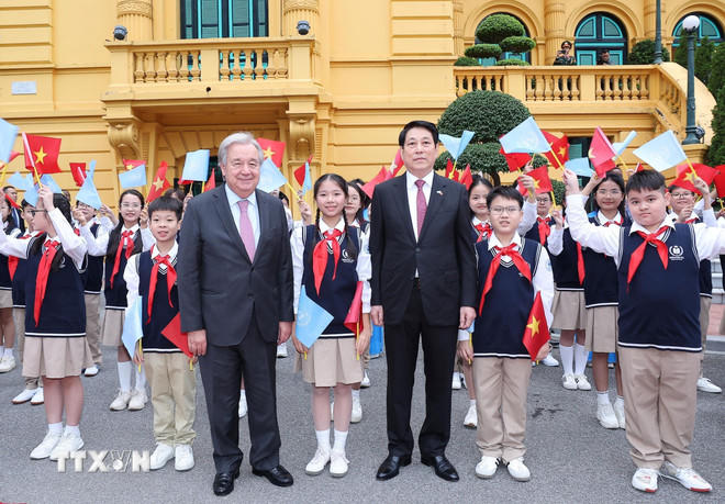 Chủ tịch nước Lương Cường đón Tổng Thư ký Liên hợp quốc António Guterres tại Phủ Chủ tịch. (Ảnh: Lâm Khánh/TTXVN)