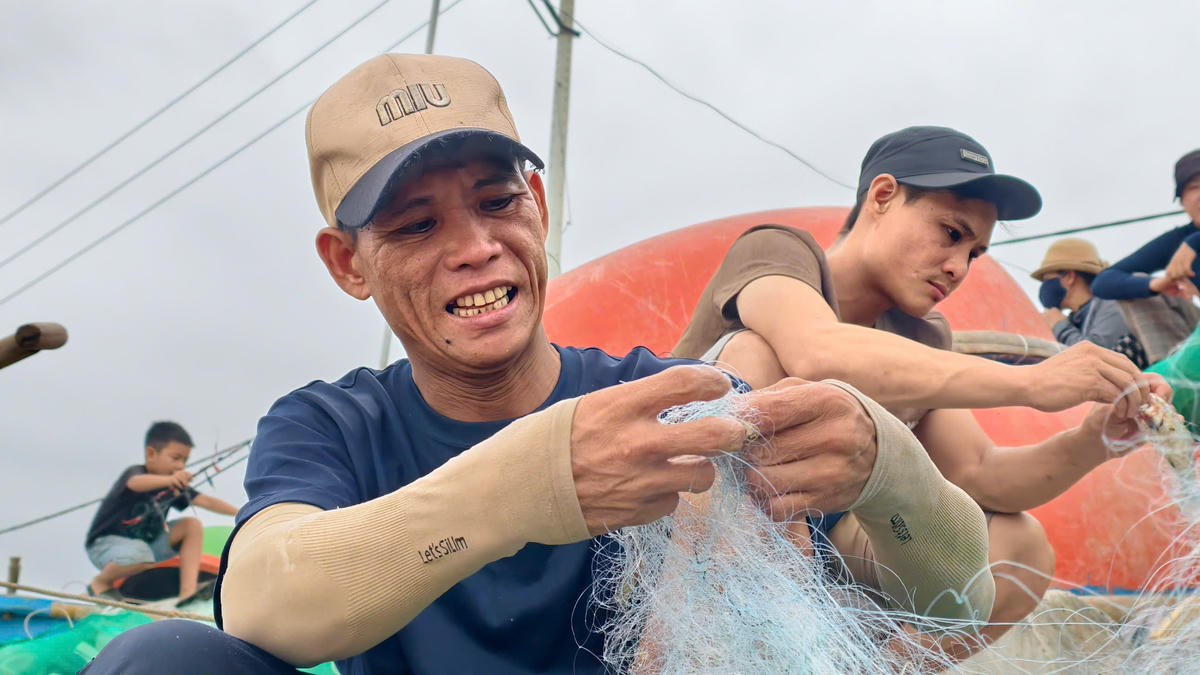 Nụ cười vui vẻ của ngư dân khi đánh bắt trúng nhiều mẻ cá. Ảnh: CV.