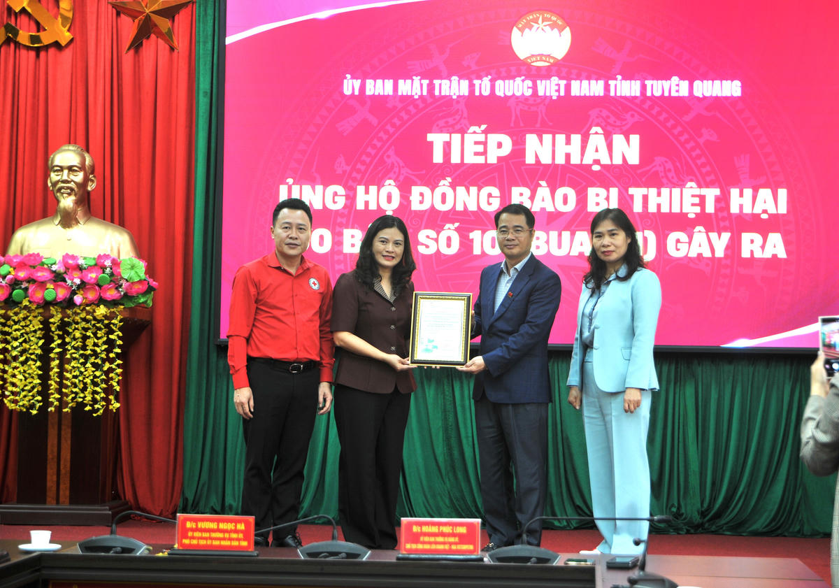 Thay mặt Đảng bộ, chính quyền, nhân dân trong tỉnh Tuyên Quang, Phó Chủ tịch UBND tỉnh Vương Ngọc Hà trao thư cảm ơn Đoàn công tác. Ảnh: X.T.