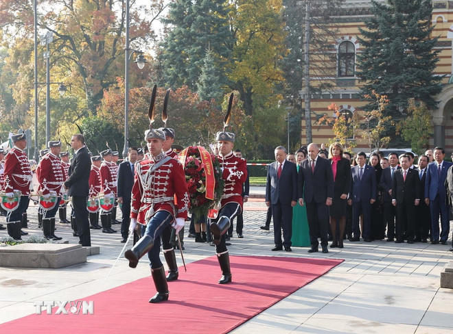 Tổng Bí thư Tô Lâm và Phu nhân đặt hoa tại Tượng đài Chiến sỹ vô danh. (Ảnh: Thống Nhất/TTXVN)