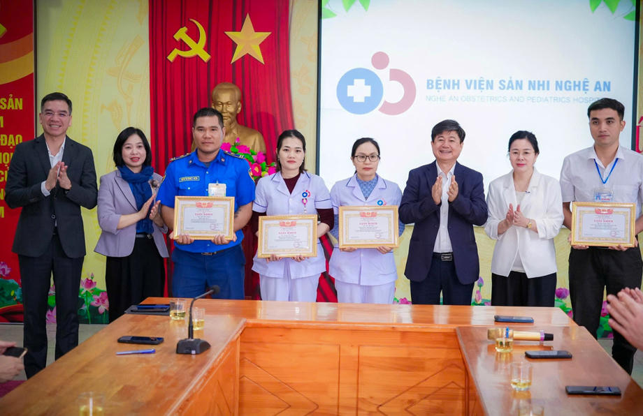 Giám đốc Sở Y tế tỉnh Nghệ An Lê Thị Hoài Chung (thứ hai từ phải qua), trao giấy khen cho các nhân viên y tế bệnh viện Sản Nhi Nghệ An. Ảnh: H.L