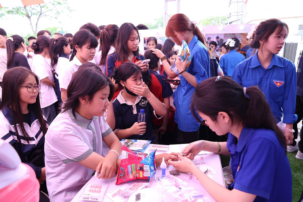 Tư vấn nghề cho học sinh THCS trong Ngày hội tư vấn hướng nghiệp (ảnh Trường Trung cấp nghề Cơ khí I- Hà Nội) 