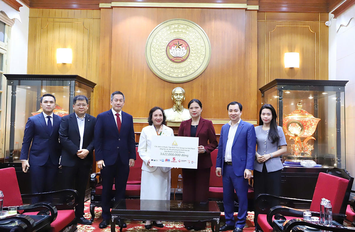 Phó Chủ tịch Ủy ban Trung ương MTTQ Việt Nam Hà Thị Nga&nbsp; tiếp nhận ủng hộ từ Tập đoàn TCC tại Việt Nam. Ảnh: Văn Hoa