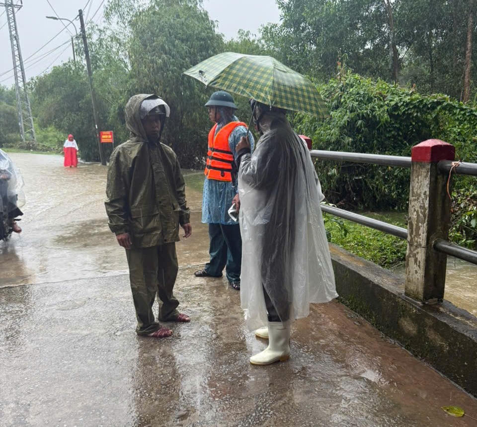 Sáng 24/10, lực lượng chức năng phường Thủy Xuân vẫn tiếp tục tìm kiếm phương tiện nói trên. Ảnh: Đ.H.