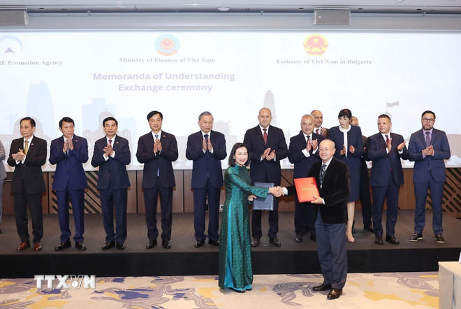 Tổng Bí thư Tô Lâm và Tổng thống Bulgaria Rumen Radev chứng kiến lễ trao Thỏa thuận hợp tác về công tác trọng tài giữa Trung tâm Trọng tài quốc tế Việt Nam với Tòa trọng tài (thuộc Phòng Thương mại và Công nghiệp Bulgaria - BCCI). (Ảnh: Thống Nhất/TTXVN)