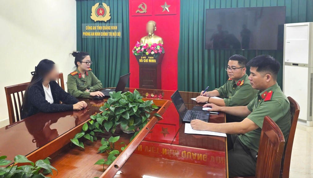 Công an tỉnh Quảng Ninh làm việc với đối tượng rao bán mã QR code vé xem "Hạ Long concert 2025". Ảnh: Công an Quảng Ninh.