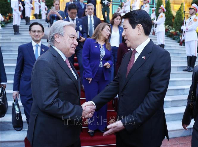 Chủ tịch nước Lương Cường tiễn Tổng Thư ký Liên hợp quốc António Guterres sau hội đàm.&nbsp;Ảnh: Lâm Khánh/TTXVN