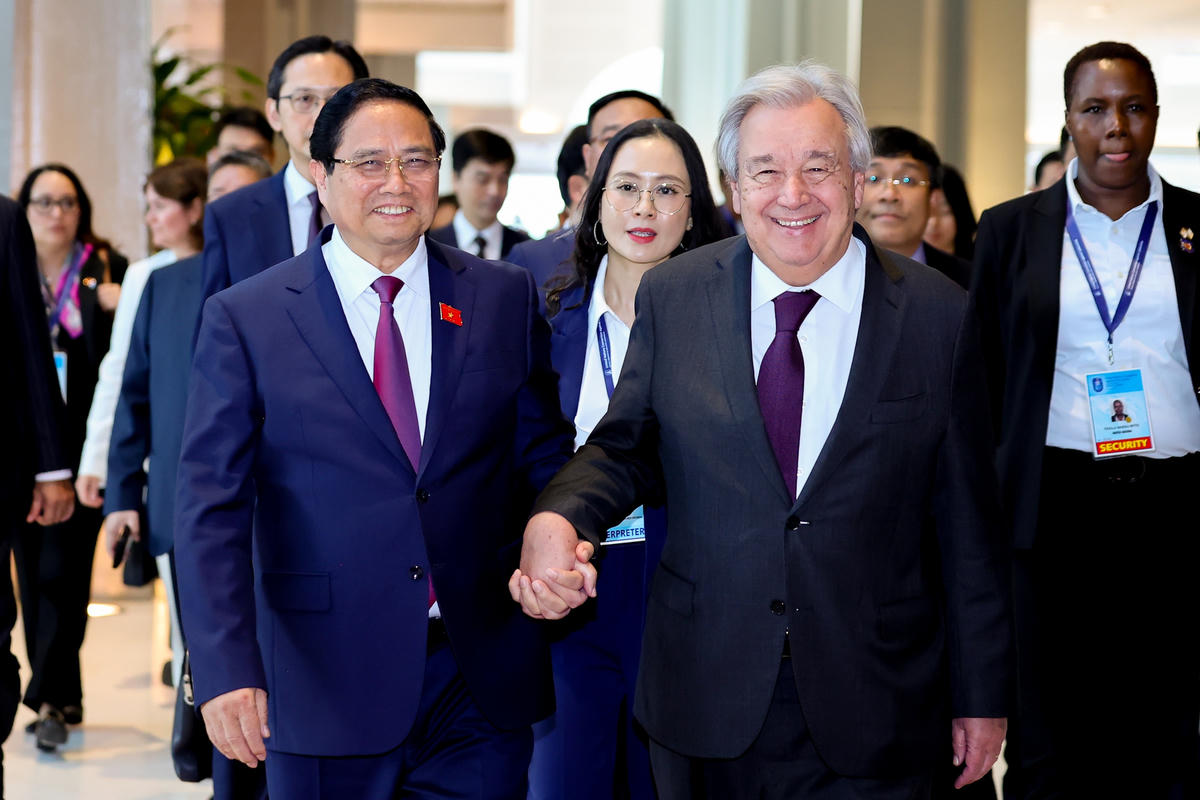Thủ tướng Phạm Minh Chính và Tổng Thư ký Liên Hợp Quốc António Guterres tới dự họp báo về Lễ mở ký và Hội nghị cấp cao Công ước của Liên Hợp Quốc về chống tội phạm mạng - Ảnh: VGP/Nhật Bắc.