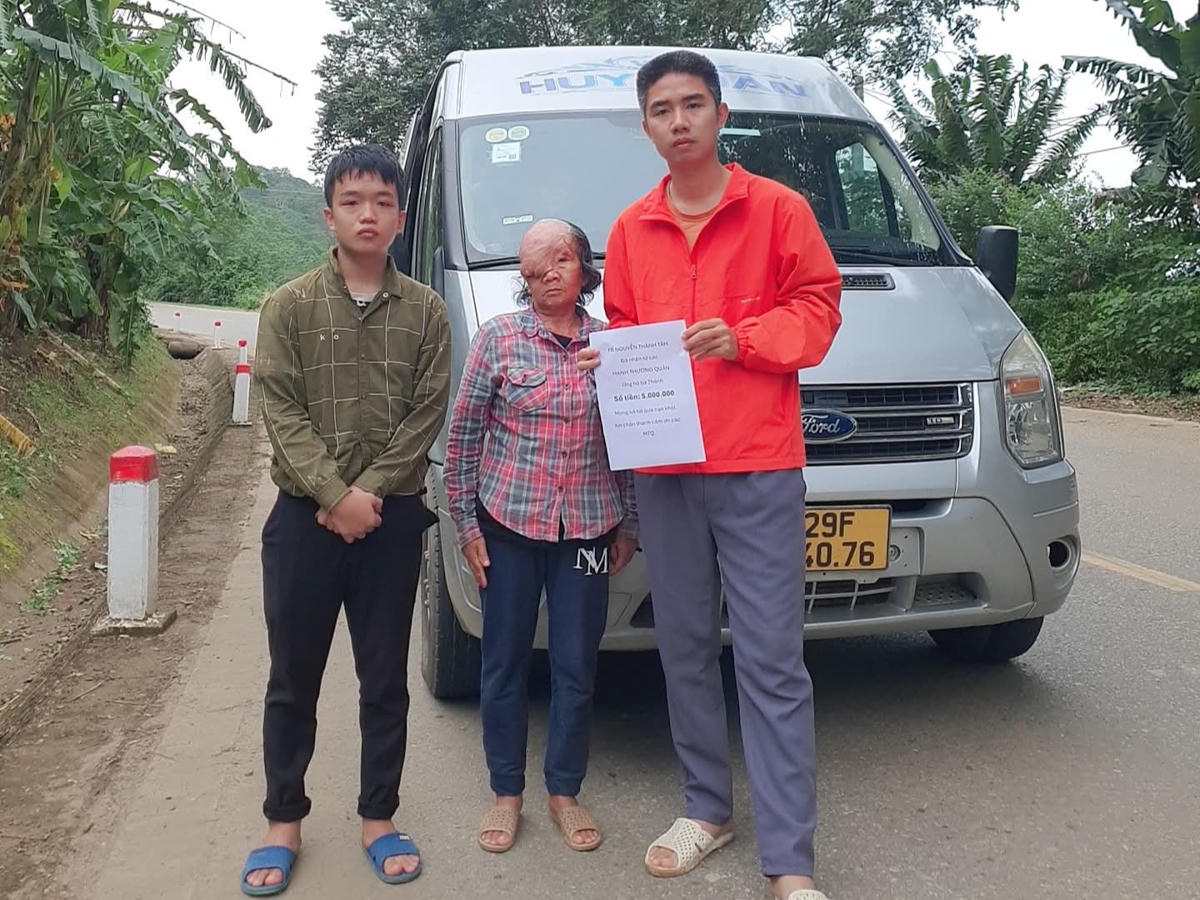 Anh Tâm hỗ trợ đưa bà Thành ra Hà Nội, đồng thời tiếp tục kêu gọi để bà có tiền phẫu thuật. Ảnh: Thành Tâm