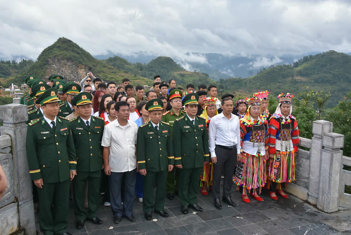 Nghi lễ chào cờ tại Cột cờ Quốc gia Lũng Cú – nơi địa đầu Tổ quốc, mở đầu hành trình “Báo công nơi địa đầu Tổ quốc”.