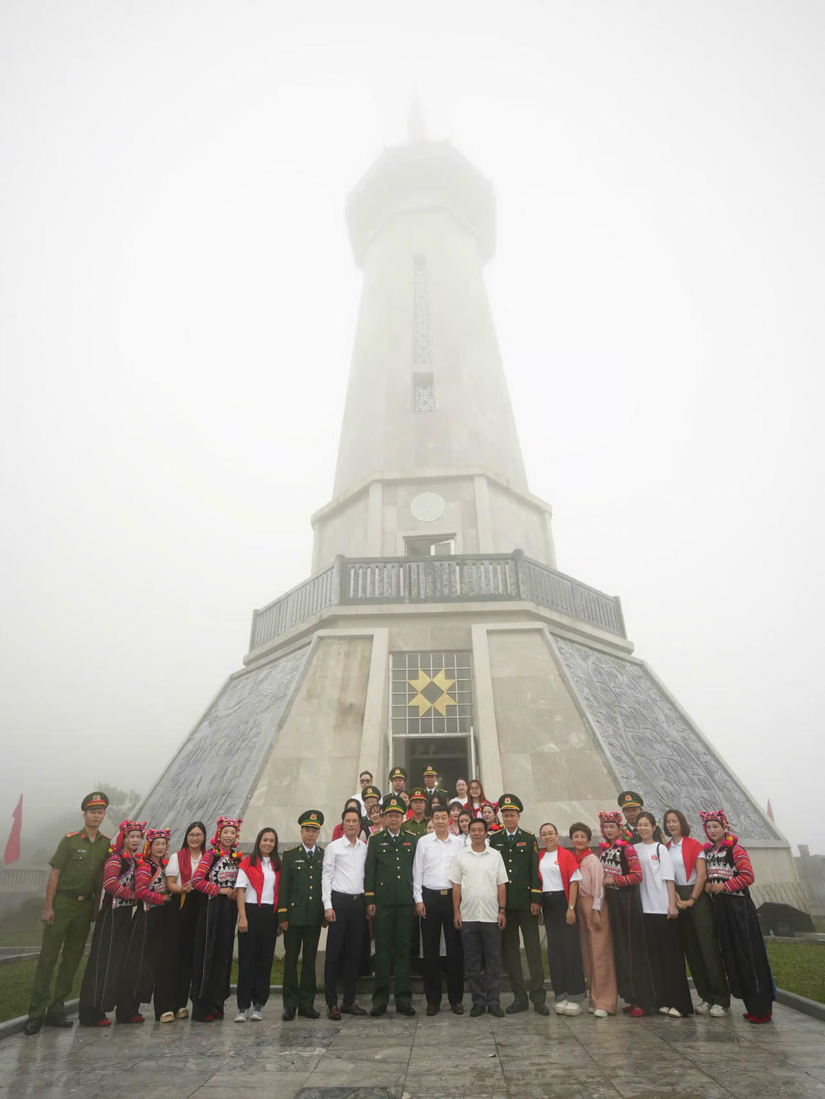 Ban tổ chức và các đại biểu chụp ảnh lưu niệm tại Cột cờ A Pa Chải. Ảnh: Đ.S.
