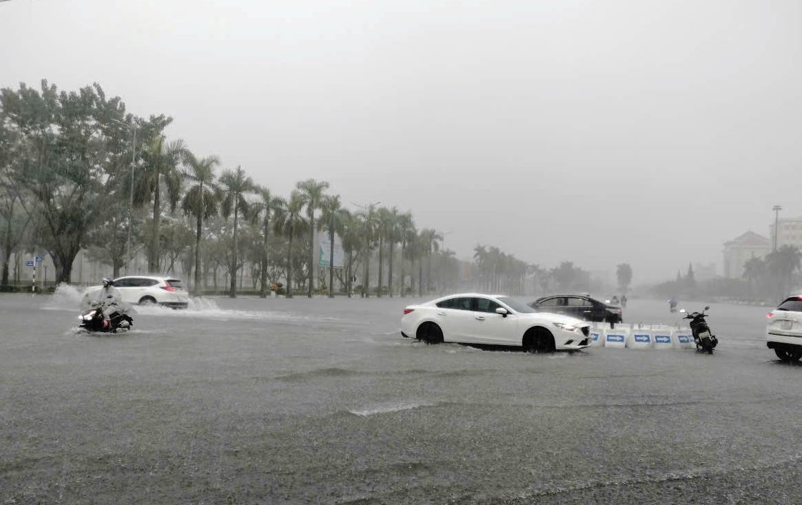 Một đợt mưa lớn gây ngập một số tuyến đường ở TP Đà Nẵng. Ảnh: Chí Đại.