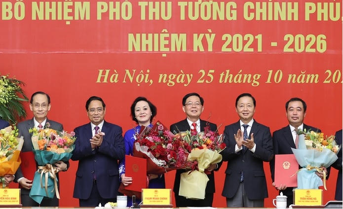 Thủ tướng Phạm Minh Chính trao quyết định và tặng hoa cho các tân Phó Thủ tướng và tân Bộ trưởng - Ảnh: VGP/Nhật Bắc.