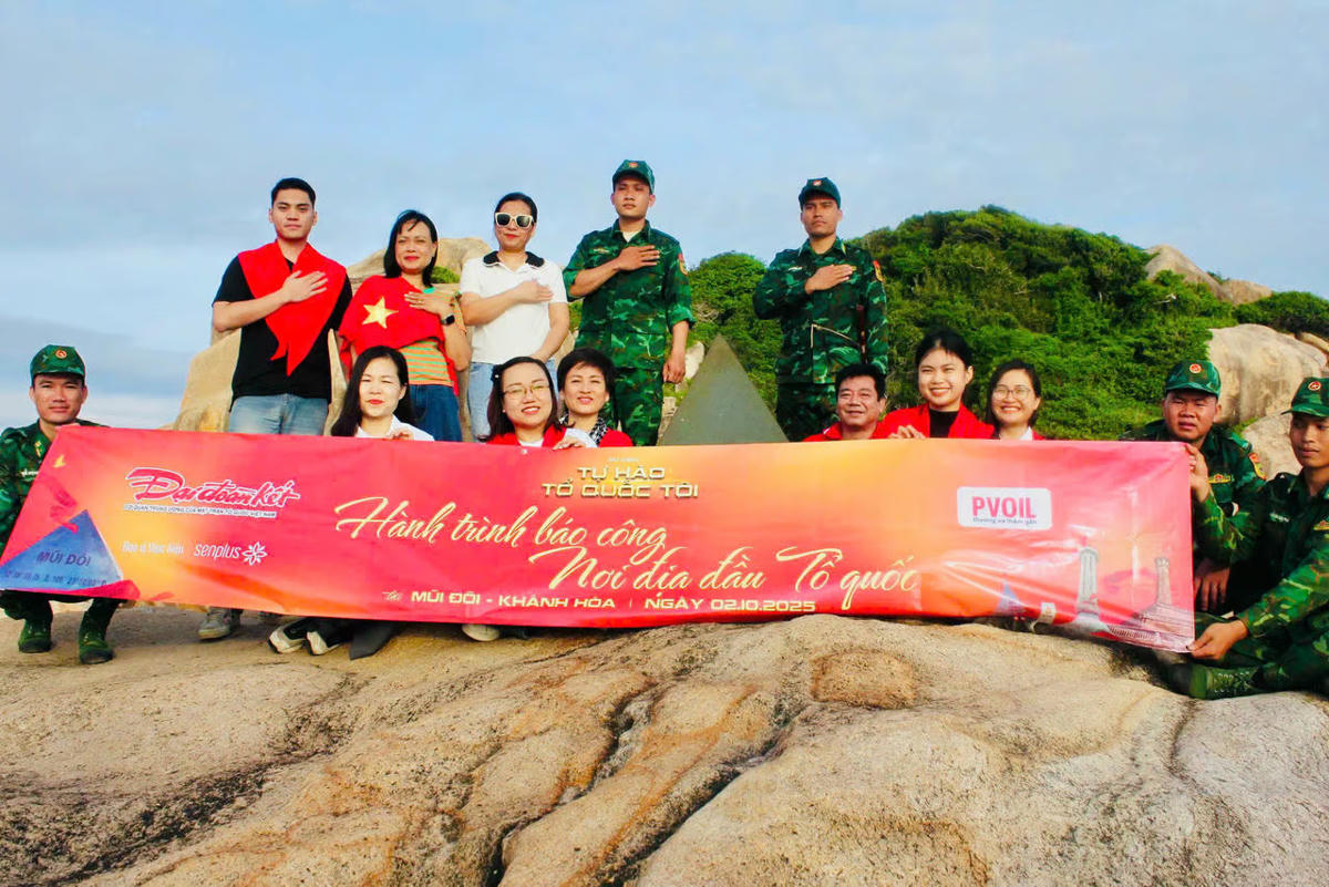 Khoảnh khắc đón bình minh đầu tiên của đất liền Việt Nam tại Mũi Đôi (Khánh Hòa) – nơi khởi nguồn khát vọng và tương lai. Ảnh: Xuân Hiếu.