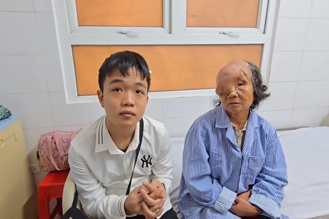 Con trai bà Thành hiện đã nghỉ học để chăm mẹ. Ảnh: Thành Tâm