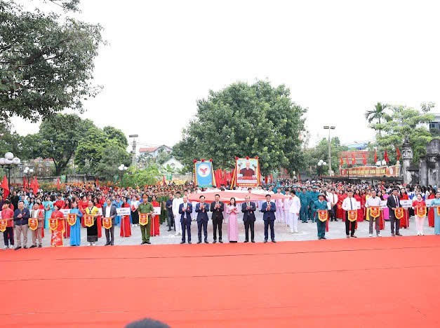 Hơn  1.000 đại biểu, vận động viên và các tầng lớp nhân dân đã tham dự Đại hội. Ảnh: TL.