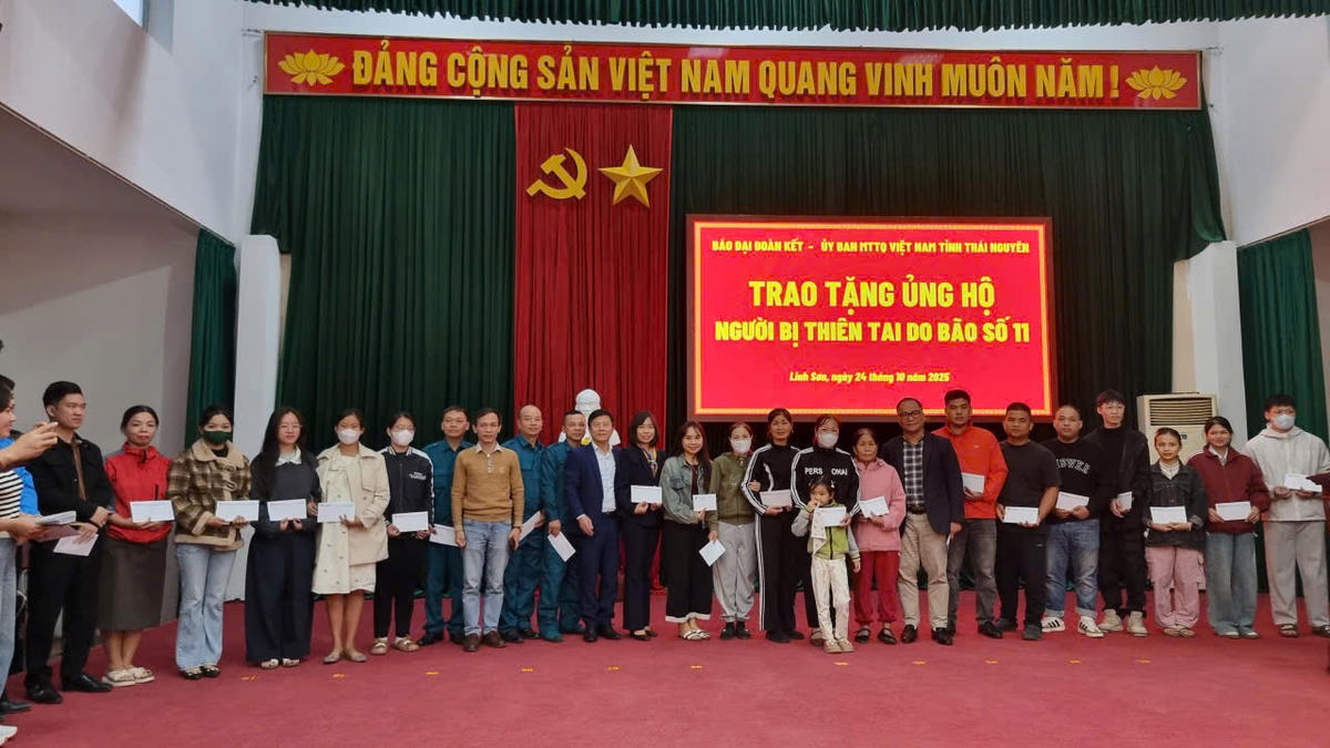 Trao quà của bạn đọc Báo Đại đoàn kết tới 70 hộ dân phường Linh Sơn, tỉnh Thái Nguyên. Ảnh: Toán Nguyễn.