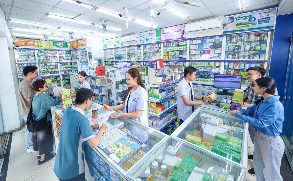 Khách hàng có thể dễ dàng tra cứu các thông tin về sản phẩm tại hệ thống nhà thuốc Long Châu trên toàn quốc.