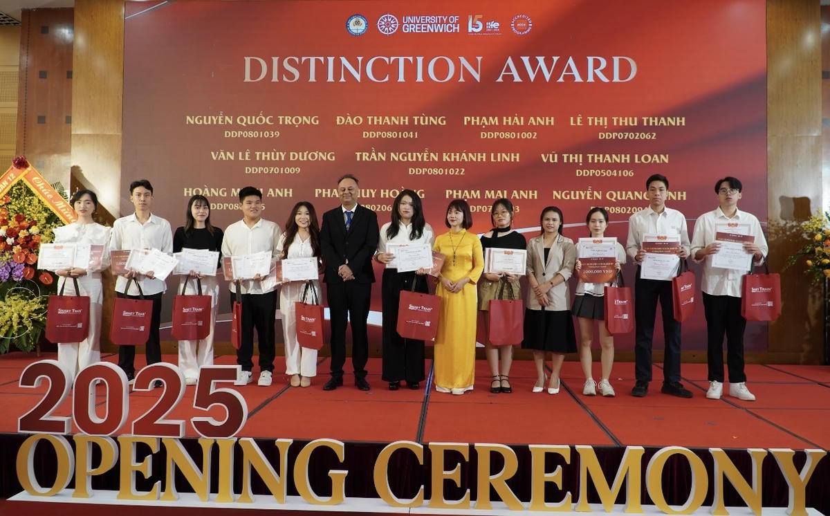 Nhân dịp này, các sinh viên được khen thưởng, trao học bổng.