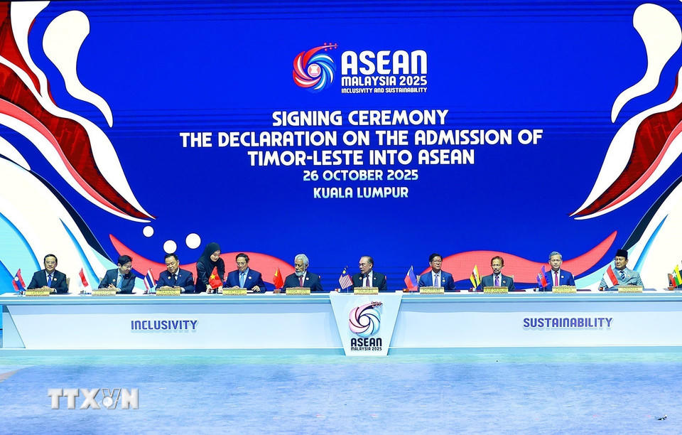 Thủ tướng Phạm Minh Chính và các Trưởng đoàn ký Tuyên bố kết nạp Timor-Leste vào ASEAN. (Ảnh: Dương Giang/TTXVN).