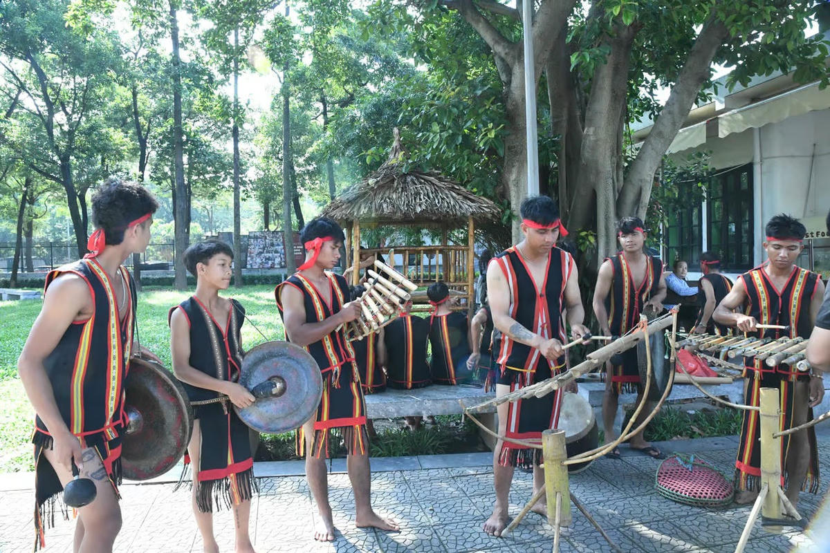 Những nghệ nhân trẻ của người Xơ Đăng (Quảng Ngãi) trình diễn cồng chiêng, xoang. Ảnh: P. Sỹ.