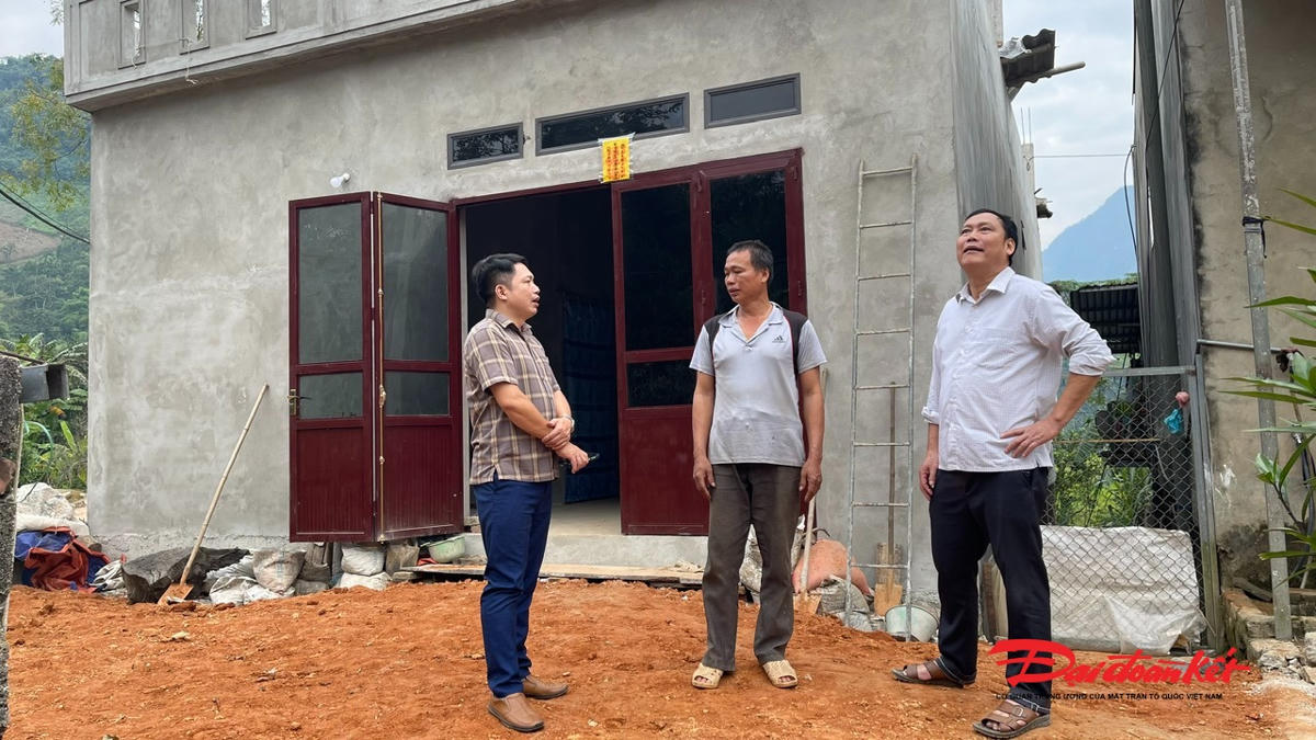 Xây dựng nhà Đại đoàn kết tại xã Chợ Đồn. Ảnh: Toán Nguyễn.