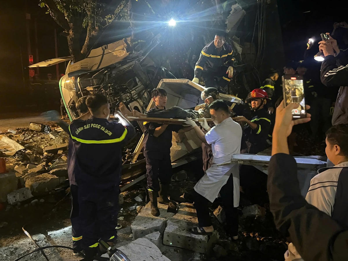 Cảnh giải cứu nạn nhân bị mắc kẹt. Ảnh: Công an tỉnh Lai Châu.