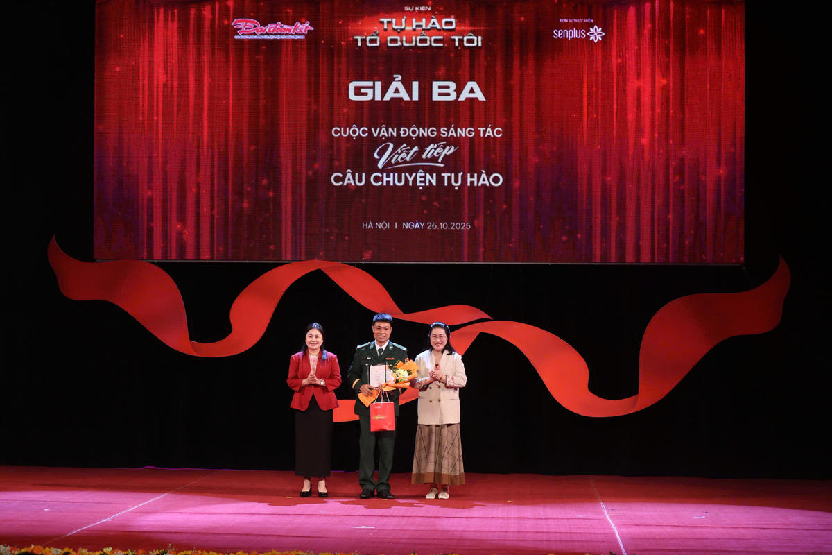 Bà Diệp Thị Thu Huyền- Phó Bí thư, Chủ nhiệm Ủy ban kiểm tra Đảng ủy cơ quan UBTƯ MTTQ Việt Nam và bà Phạm Thu Hương - Phó Trưởng Ban Tuyên giáo và Dân vận Đảng ủy MTTQ, các đoàn thể Trung ương trao giải Ba cho tác giả Đinh Quốc Tập (A Pa Chải, Điện Biên) với tác phẩm "A Pa Chải - Tự hào một dải biên cương". Ảnh: Quang Vinh.