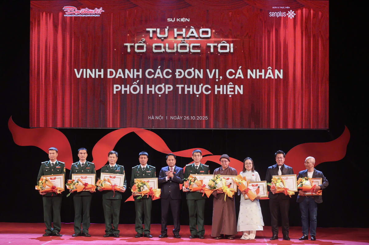 Tổng Biên tập Trương Thành Trung trao kỷ niệm chương và vinh danh các đơn vị phối hợp. Ảnh: Quang Vinh.