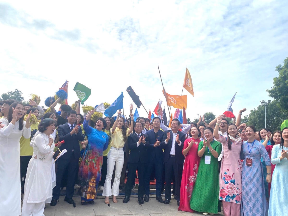 Lãnh đạo thành phố và nhà trường chia sẻ niềm vui khi Trần Bùi Bảo Khánh giành ngô Vô địch Đường lên đỉnh Olympia năm 2025. Ảnh: CTV