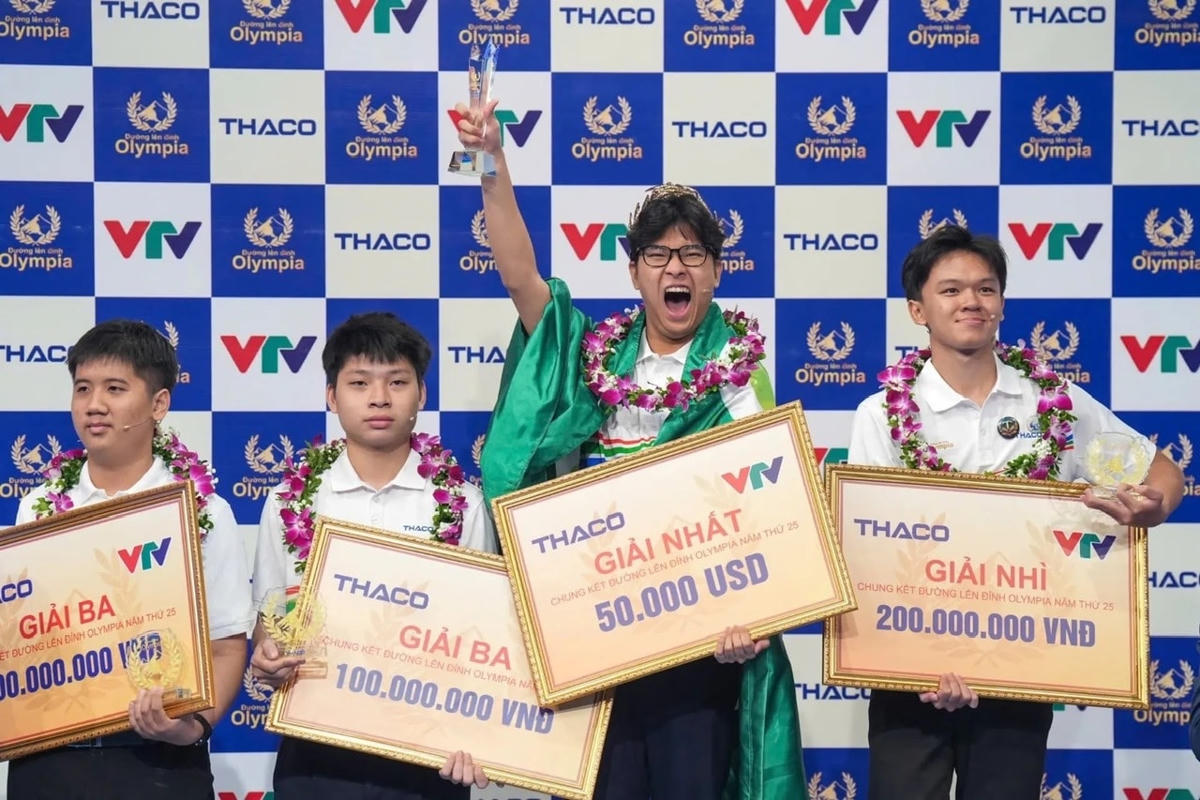 Trần Bùi Bảo Khánh, học sinh lớp 12 chuyên Sinh, Trường THPT chuyên Hà Nội - Amsterdam (Hà Nội) là quán quân Đường lên đỉnh Olympia năm thứ 25. Ảnh: BTC
