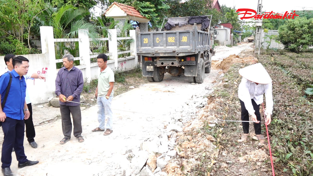 Ban Công tác Mặt trận xóm Đức Long, xã Đại Từ vận động người dân hiến đất mở rộng đường giao thông 6m. Ảnh: Toán Nguyễn.