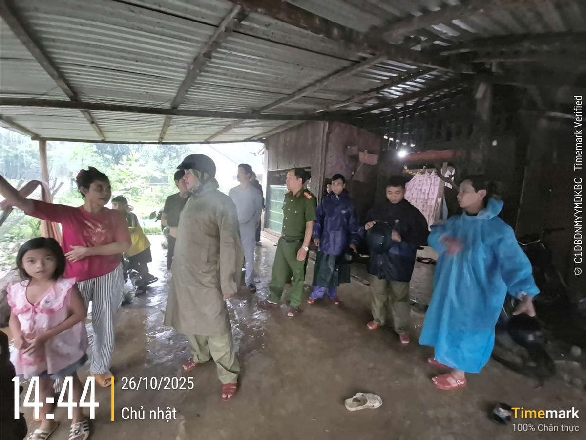 Lực lượng chức năng xã Phước Hiệp di dời các hộ dân nằm ở vùng nguy hiểm. Ảnh: CV.