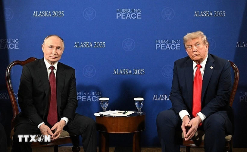 Tổng thống Nga Vladimir Putin (trái) trong cuộc họp với Tổng thống Mỹ Donald Trump tại Căn cứ Elmendorf-Richardson ở Anchorage, bang Alaska (Mỹ) ngày 15/8. (Ảnh: THX/TTXVN).