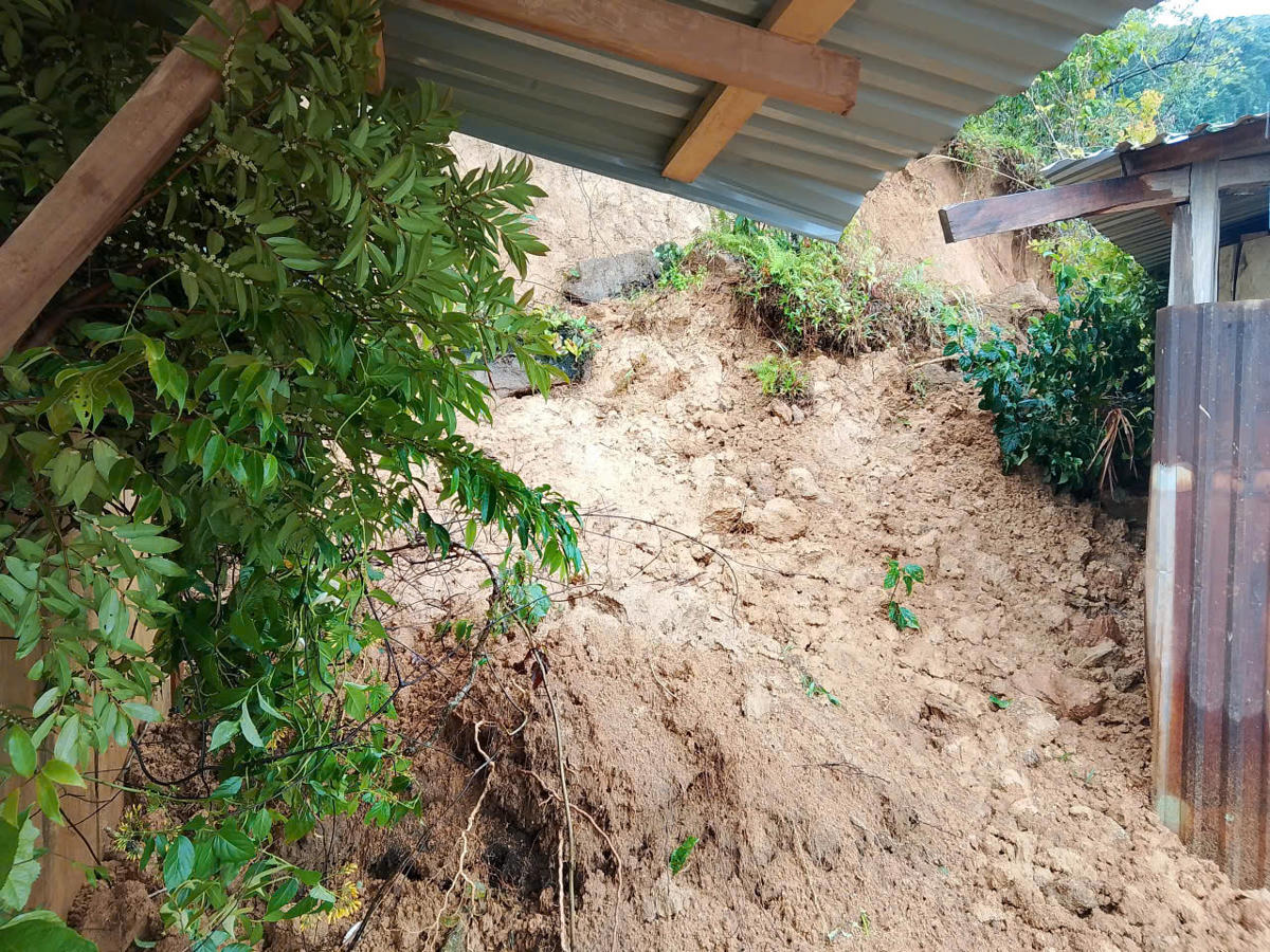 Đất đá sạt lở tràn vào nhà dân. Ảnh: CV.