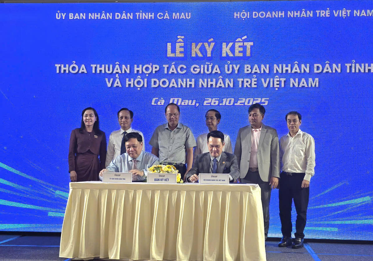 UBND tỉnh Cà Mau ký kết các thỏa thuận hợp tác đầu tư với Hội Doanh nhân trẻ Việt Nam. Ảnh: Nguyên Du