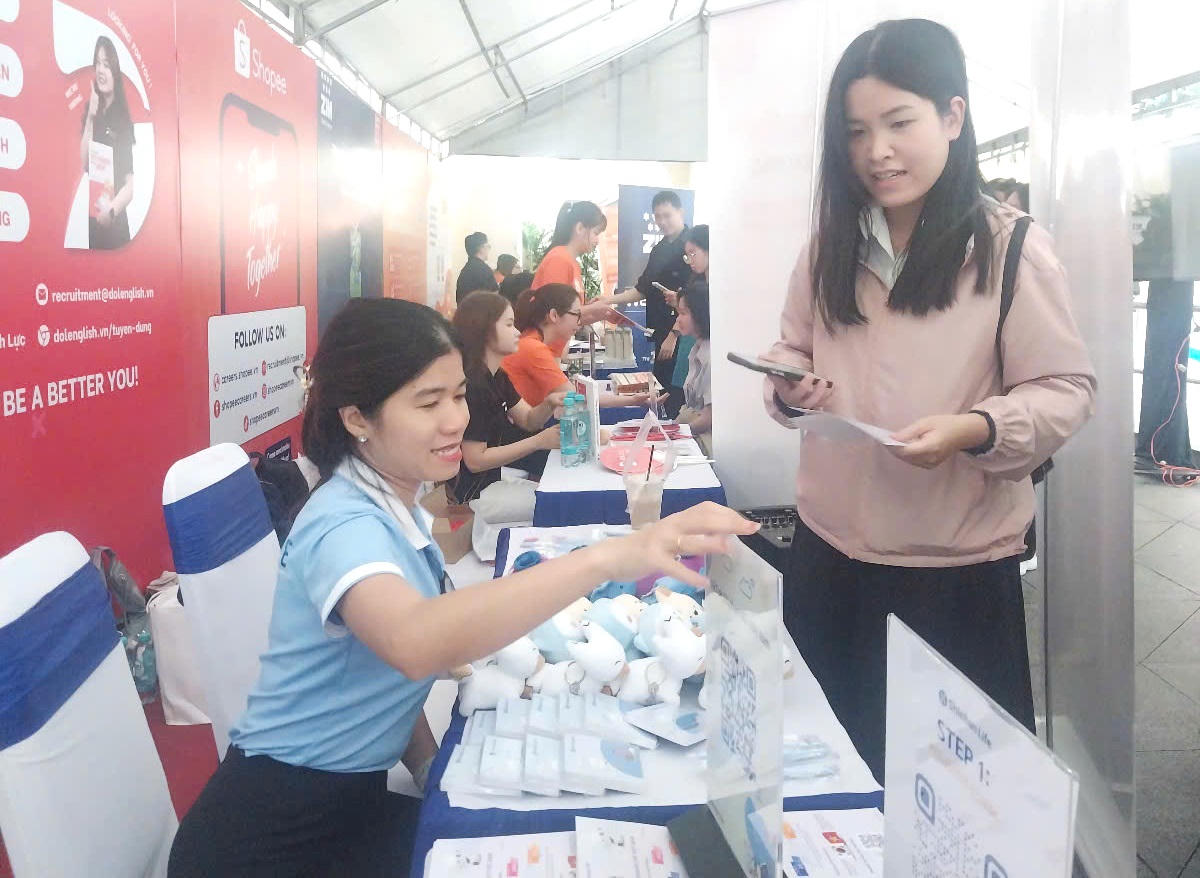 Nhiều sinh viên mong muốn tìm nơi thực tập hoặc viêc làm đúng với ngành học. Ảnh: S.X