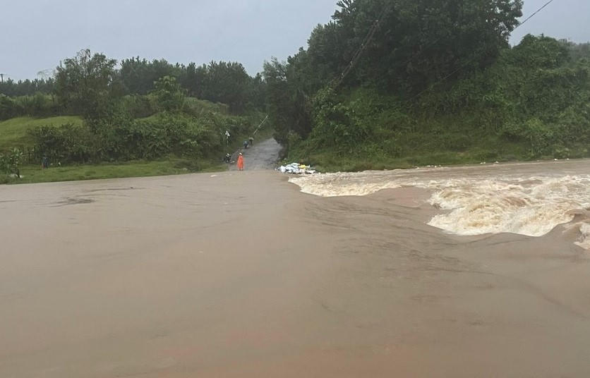 Nước sông ở một số địa phương khu vực miền núi Đà Nẵng dâng cao. Ảnh: CV.