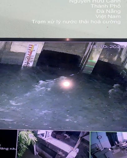 Trạm bơm Thuận Phước tăng cường máy phát điện, điều tiết lưu lượng để bơm thoát nước. Ảnh: Nguyễn Tú.